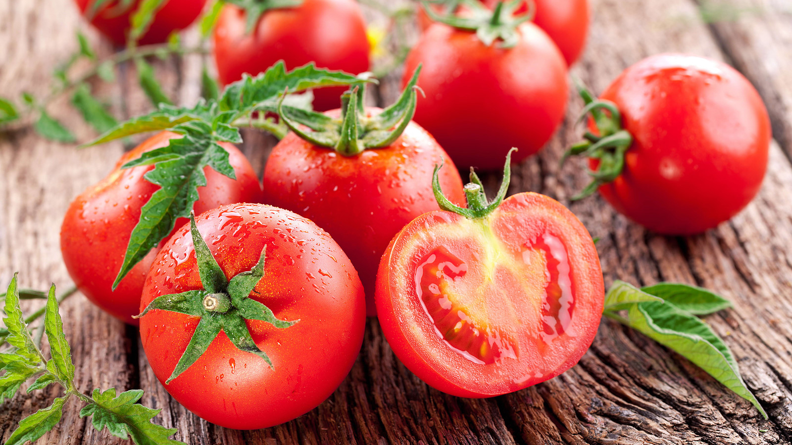 Cà chua chứa nhiều vitamin C, giúp chóng oxy hóa và bảo vệ giác mạc của mắt